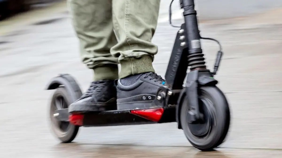 Mit einem E-Roller ergriff der Mann die Flucht. (Symbolbild)