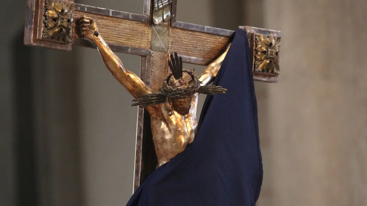 Palmsonntag und Karwoche: Ein durch ein Tuch verhuelltes Kruzifix wird an Karfreitag (30.03.2018) im Dom zu Augsburg enthuellt. Am Karfreitag erinnern Christen an das Leiden und den Tod Jesu am Kreuz. (Siehe epd-Stichwort vom 19.03.2026) *** Local Caption *** 00414451