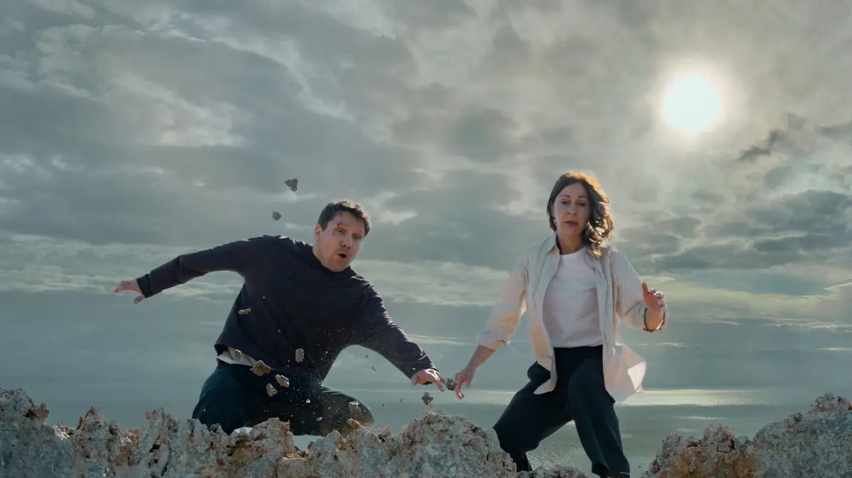 In „Zielfahnder – Kalte Sonne“ sind Lars Röwer (Hanno Koffler) Hanna Landauer (Ulrike C. Tscharre) auf der Fluchz.