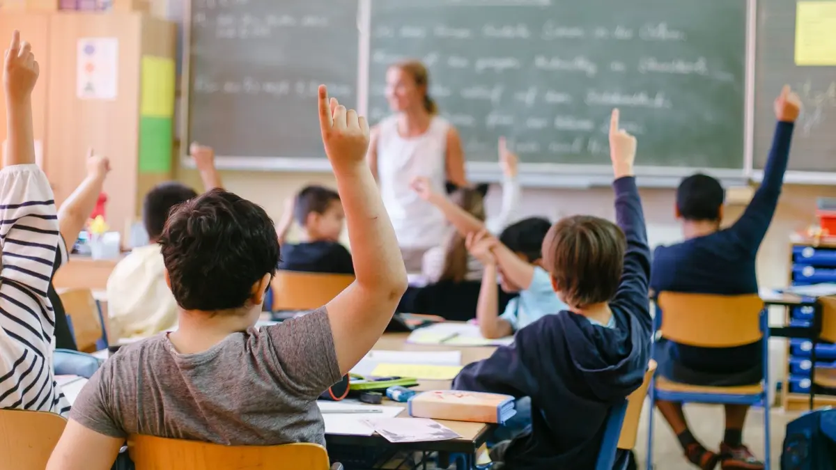 Viertklässler einer Grundschule melden sich während des Unterrichts. Bildungsministerin Prien will einen verlässlichen Unterricht im Fach «Wirtschaft und Politik (WiPo) an allen Gemeinschaftsschulen und Gymnasien in Schleswig-Holstein sicherstellen. (zu dpa "Ministerin Prien stärkt Fach «Wirtschaft und Politik» an den Schulen") +++ dpa-Bildfunk +++