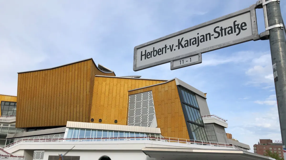 Auch an der Berliner Philharmoniker ist eine Straße nach Herbert von Karajan benannt.