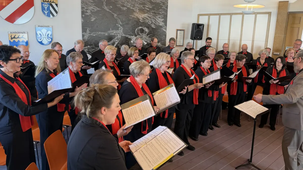 Seit 200 Jahren besteht der Liederkranz Schelklingen, und er ist immer noch in der Mitte der Gemeinschaft. Rund 40 Sängerinnen und Sänger waren beim Festakt im Rathaus zu hören.