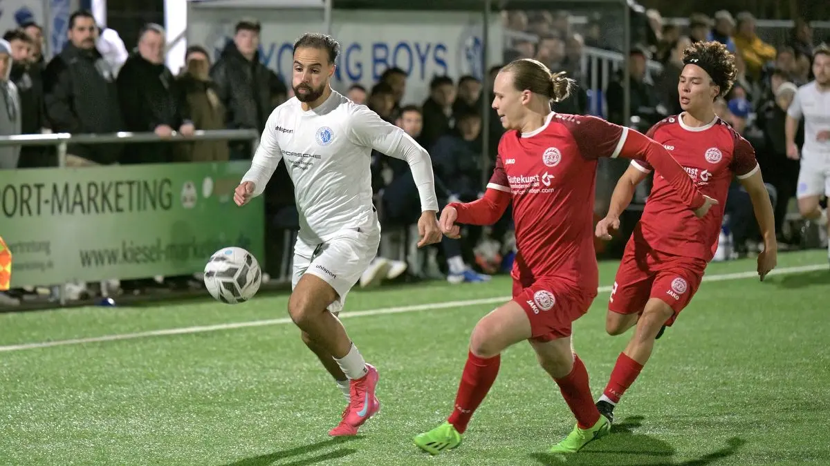 Fussball VL | Young Boys Reutlingen vs. TSV Oberensingen: Fussball VL | Young Boys Reutlingen (weiss) vs. TSV Oberensingen (rot) // 2026-03-20 // Foto: Joachim Baur // #18 Adil Iggoute (Young Boys Reutlingen) / #23 Marlon Lander (TSV Oberensingen) / #2 Joel Herl (TSV Oberensingen), re
