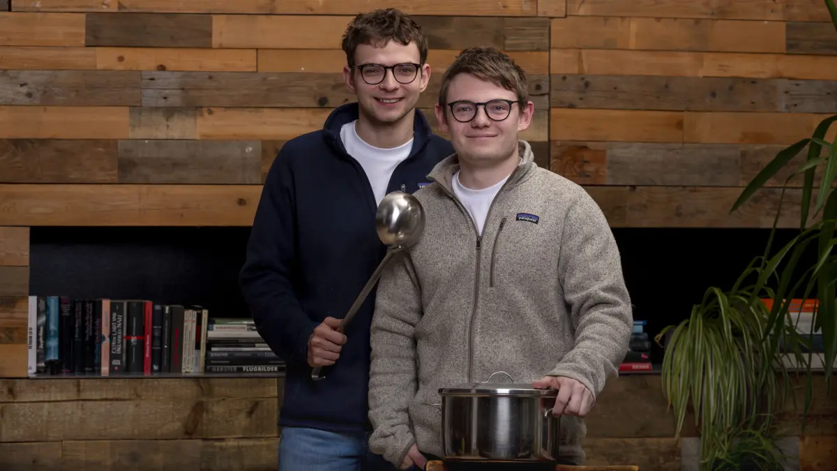 Sie freuen sich schon auf das neue Abenteuer: Peter Weiger (links) und Luis Schneider sind die neuen Pächter der Siegerlandhütte im Ötztal.