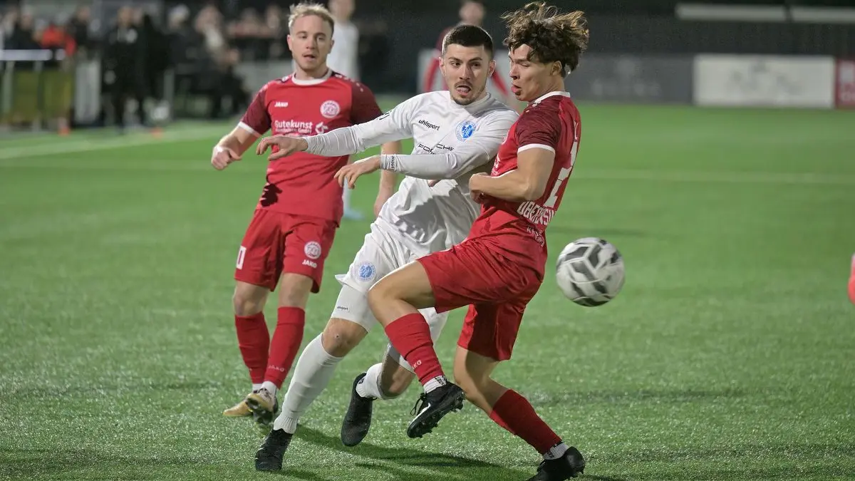 Fussball VL | Young Boys Reutlingen vs. TSV Oberensingen: Fussball VL | Young Boys Reutlingen (weiss) vs. TSV Oberensingen (rot) // 2026-03-20 // Foto: Joachim Baur // #11 Ante Galic (Young Boys Reutlingen) / #2 Joel Herl (TSV Oberensingen) / #10 Samuel Bosler (TSV Oberensingen), li