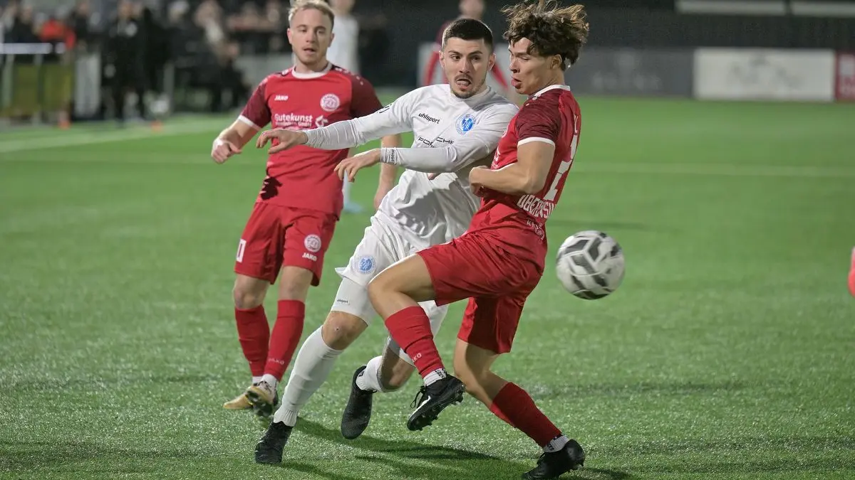 Fussball VL | Young Boys Reutlingen vs. TSV Oberensingen: Fussball VL | Young Boys Reutlingen (weiss) vs. TSV Oberensingen (rot) // 2026-03-20 // Foto: Joachim Baur // #11 Ante Galic (Young Boys Reutlingen) / #2 Joel Herl (TSV Oberensingen) / #10 Samuel Bosler (TSV Oberensingen), li