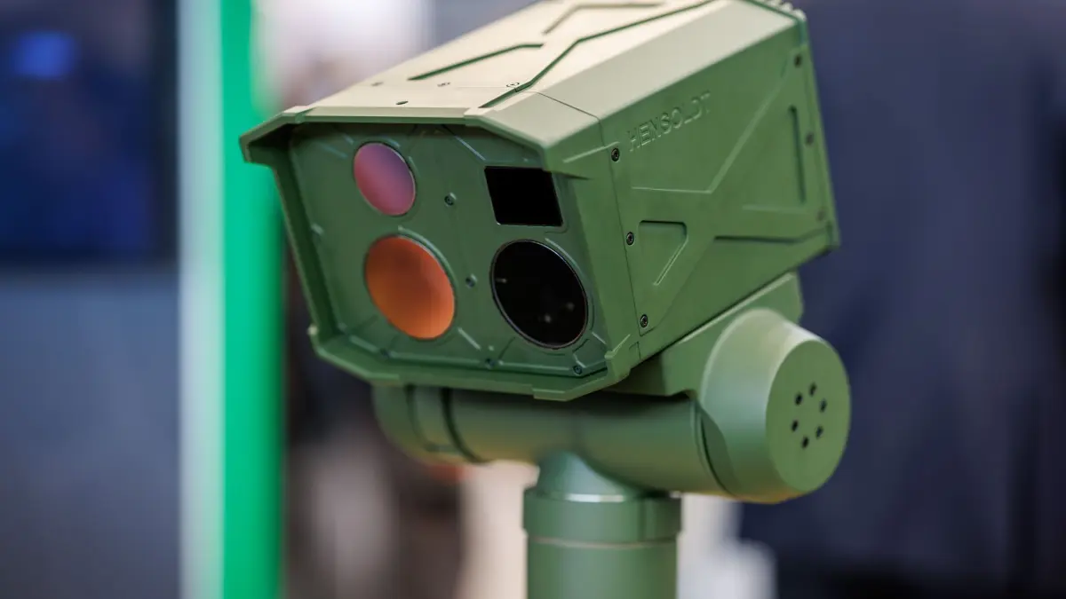 Fachmesse für Sicherheitstechnologie Enforce Tac: ARCHIV - 23.02.2026, Bayern, Nürnberg: Die elektrooptische Sensorik zur Zielerfassung- und Aufklärung TAROSS, eine modulare, skalierbare Sensorbox, die für den Einsatz auf ferngesteuerten Waffenstationen, Mittelkaliber-Türmen, leichten Aufklärungsfahrzeugen und unbemannten Bodenfahrzeugen konzipiert ist, ist auf der Fachmesse für Sicherheit und Verteidigung Enforce Tac am Stand des Herstellers von Verteidigungs- und Sicherheitselektronik Hensoldt ausgestellt. Hensoldt gehört zu den börsennotierten deutschen Waffenfirmen. Mit dem Rüstungszulieferer Vincorion hat sich nun ein weiteres deutsches Unternehmen auf das Börsenparkett gewagt. (zu dpa: «Deutsche Waffenfirmen an der Börse») Foto: Daniel Karmann/dpa +++ dpa-Bildfunk +++