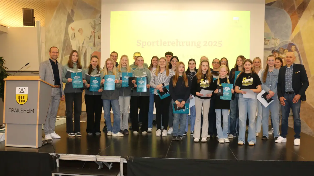 Oberbürgermeister Dr. Christoph Grimmer (links) und Dirk Beyermann, Vorsitzender des Stadtverbands für Sport, mit den geehrten Vereins- und Schulmannschaften aus dem Crailsheimer Stadtgebiet.