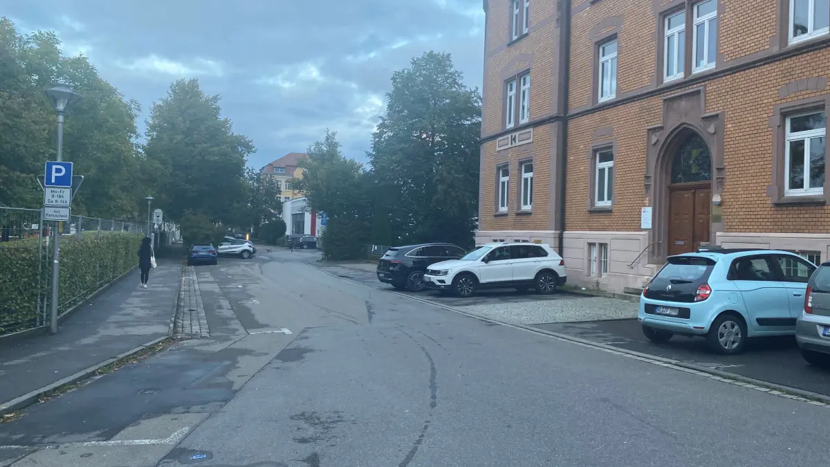 Einfahrt in die Hehlestraße von der Müllerstraße aus gesehen. Die Straße ist eine Sackgasse und wird jetzt zur Einbahnstraße.