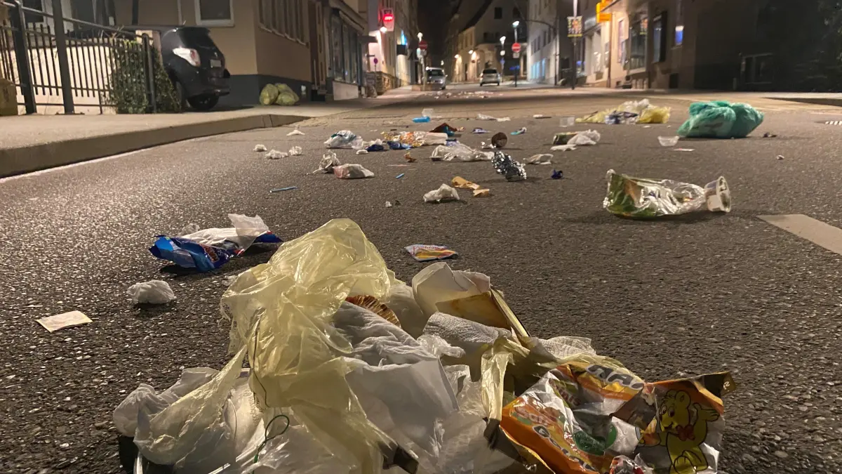 Müll auf der Ehinger Bahnhofstraße am späten Sonntagabend. Fragen nach dieser Sauerei beantwortet die KI zufriedenstellend, auch wenn ihr Spezialwissen abgeht.