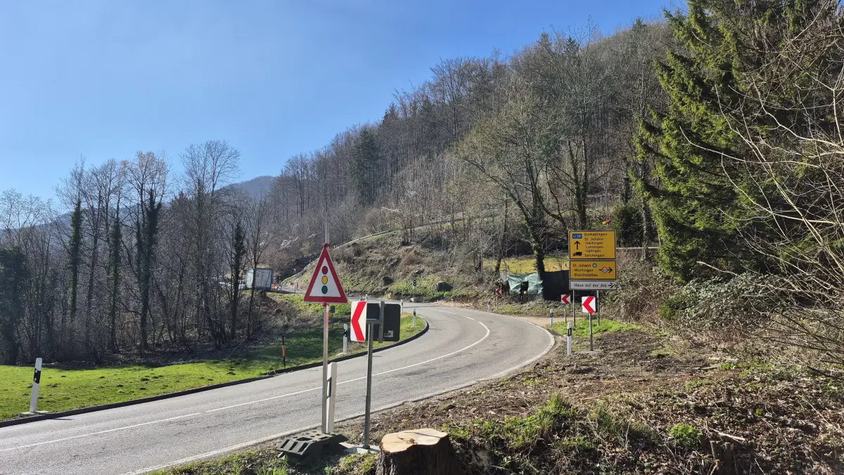 Noch regelt eine Ampel den Verkehr auf der Sirchinger Steige. Ab Montag ist die Straße nach Sirchingen ebenso wie die Hanner Steige nach St. Johann gesperrt.