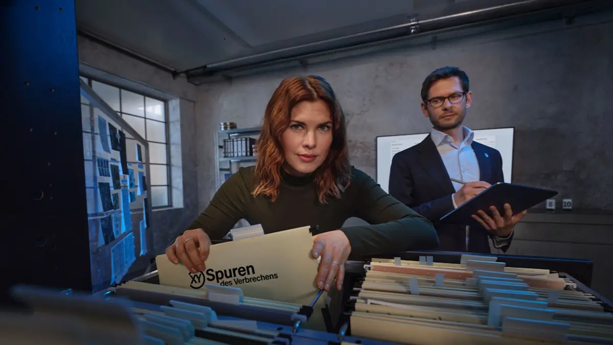 "XY Spuren des Verbrechens": Helene Reiner und Fabian Puchelt stehen hinter einer geöffneten Schublade mit Akten.