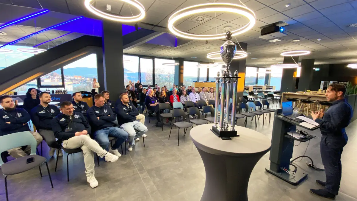 Bei der Kick-off-Veranstaltung zum Bentley Cup im Betriebsrestaurant des Medizintechnikunternehmens: Georg Schmidt, Globaler Personalleiter von Bentley, begrüßt die Turniermacher und Sponsoren in Vertretung von CEO Sebastian Büchert.