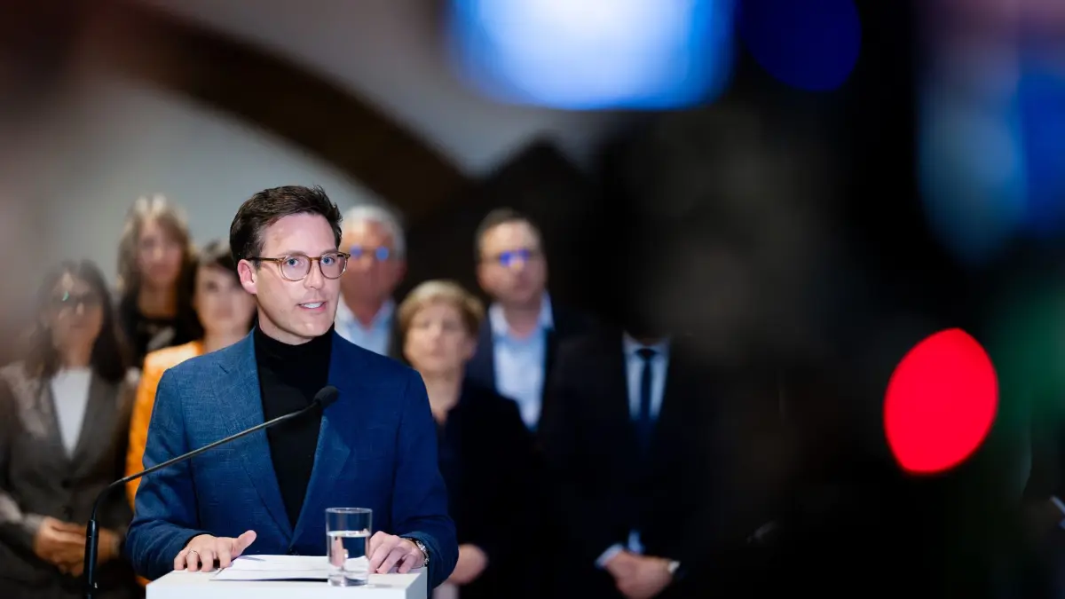 Landesvorstandssitzung der CDU Baden-Württemberg: 20.03.2026, Baden-Württemberg, Stuttgart: Nach einer Landesvorstandssitzung der CDU Baden-Württemberg gibt Landesvorsitzender Manuel Hagel im Haus der Abgeordneten ein Pressestatement. Im Hintergrund wird er von der baden-württembergischen CDU-Führungsmannschaft unterstützt. Die Grünen haben die CDU zu einem offiziellen Sondierungsgespräch in den nächsten Tagen eingeladen - Wie Hagel nun bekannt gab, hat die CDU die Einladung angenommen. Foto: Christoph Schmidt/dpa +++ dpa-Bildfunk +++