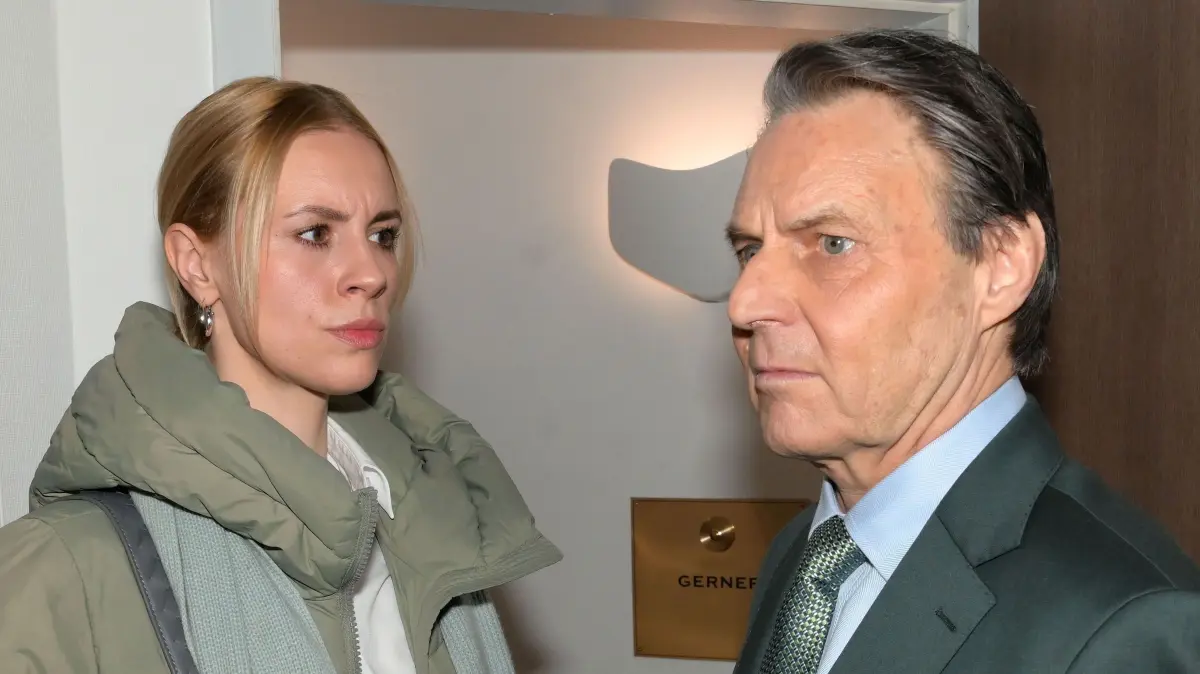 Zoe (Lara Dandelion Seibert) bedroht Jo Gerner (Wolfgang Bahro).
