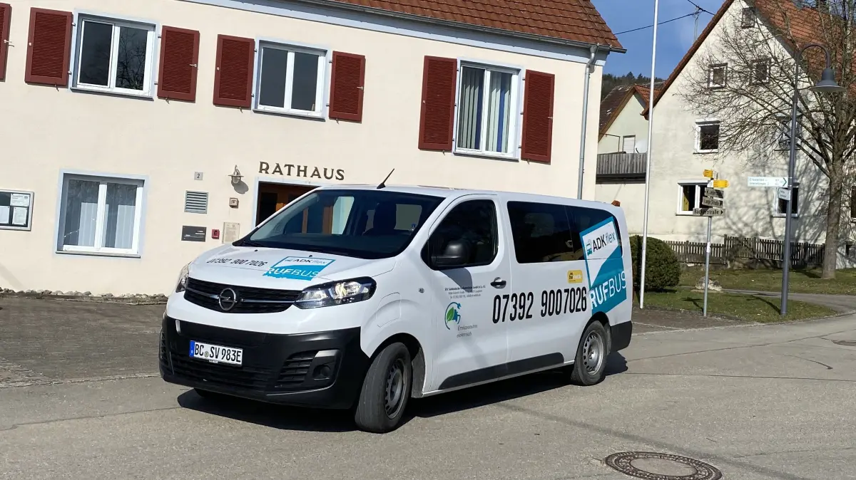 Am Ziel: Der Rufbus vor dem Emeringer Rathaus. Bleibt die Frage nach dem Rückweg.
