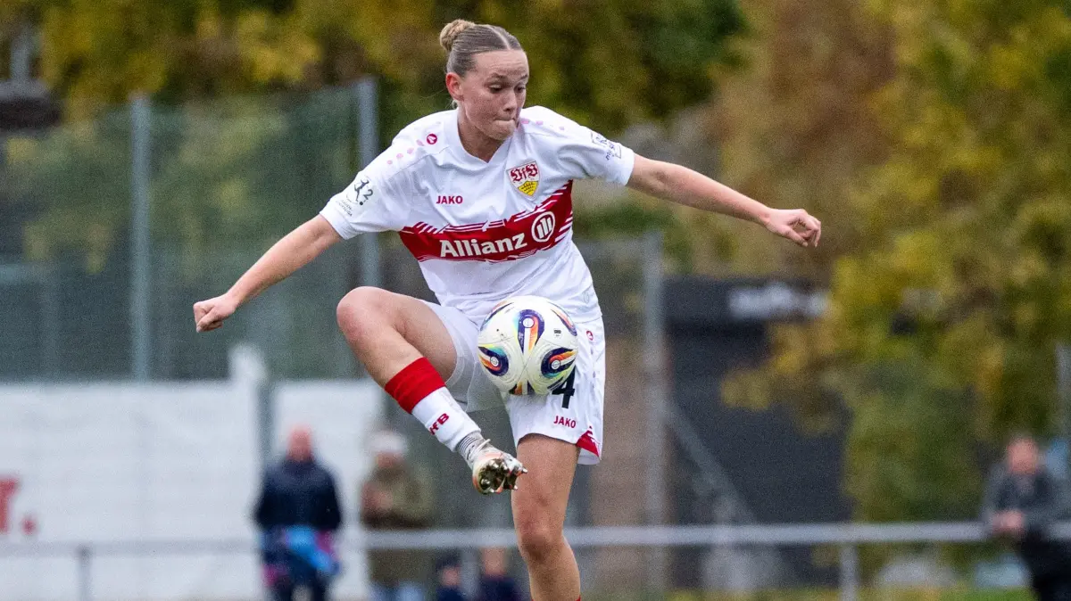 Katharina Schaefer (VfB Stuttgart, #04) am Ball,
GER, VfB Stuttgart vs VfR SW Warbeyen, Fussball, Frauen, 2. Bundesliga, 9. Spieltag, Saison 2025/2026, 02.11.2025
Foto: Eibner-Pressefoto/Michael Memmler