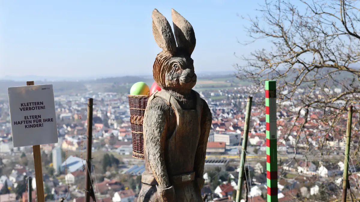 Der Osterhase kommt am 29. März zum Osterpfad und verteilt Süßigkeiten an die Kinder.