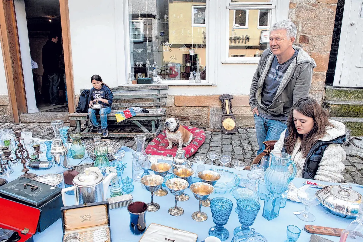 Liebhaberinnen und -liebhaber von Möbeln und Alltagsgegenständen aus alter Zeit finden beim zweitägigen Antiquitätenmarkt in der Haaggasse sicherlich das eine oder andere schöne Stück.⇥Foto: Stadt Tübingen/Anne Faden