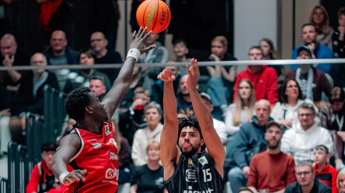 BB-2BL SBB Baskets - Tigers Tuebingen Patrick Etienne Fardy Emilien Tigers Tuebingen, Fabien Kondo SBB Baskets waehrend der Saison 2025-2026 in der 2. Barmer Basketball Bundesliga Pro A am 28. Spieltag zwischen SBB Baskets und Tigers Tuebingen in der Wolfgang-Lakenmacher-Halle am 20. March 2026 in Magdeburg, Sachsen Anhalt, Deutschland *** BB 2BL SBB Baskets Tigers Tuebingen Patrick Etienne Fardy Emilien Tigers Tuebingen , Fabien Kondo SBB Baskets during the 2025 2026 season in the 2 Barmer Basketball Bundesliga Pro A on matchday 28 between SBB Baskets and Tigers Tuebingen at Wolfgang Lakenmacher Halle on March 20, 2026 in Magdeburg, Sachsen Anhalt, Germany