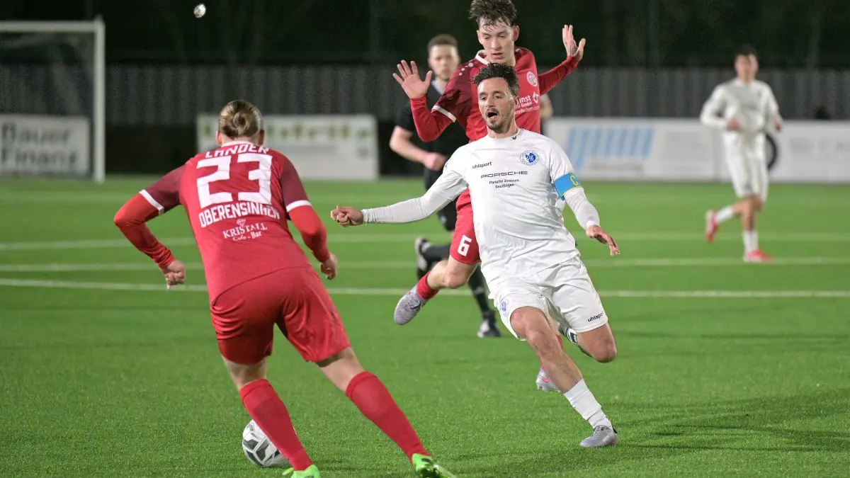 Fussball VL | Young Boys Reutlingen vs. TSV Oberensingen: Fussball VL | Young Boys Reutlingen (weiss) vs. TSV Oberensingen (rot) // 2026-03-20 // Foto: Joachim Baur // #17 Hakan Aktepe (Young Boys Reutlingen) / #23 Marlon Lander (TSV Oberensingen)