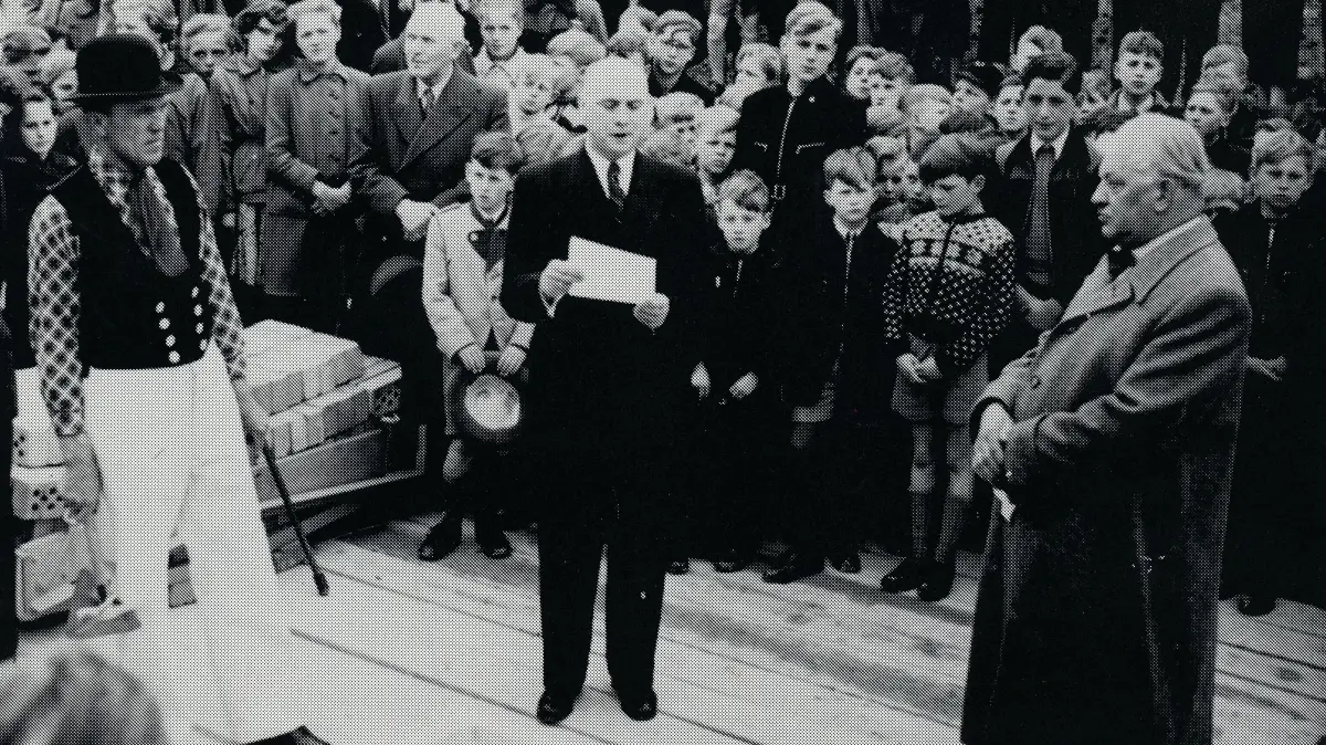 Mit großem Zeremoniell: Die Grundsteinlegung für die MIchel-Buck-Schule am 31. März 1954.