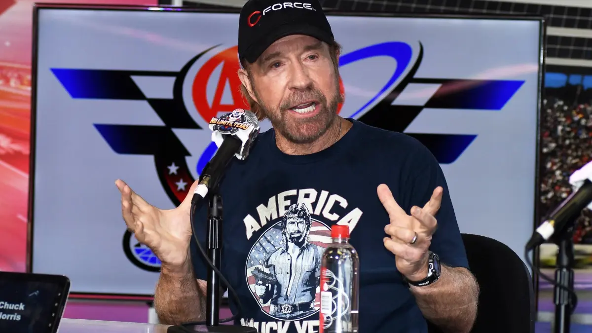 Chuck Norris gestorben: ARCHIV - 06.11.2016, USA, Fort Worth: Chuck Norris spricht während einer Pressekonferenz vor dem NASCAR Sprint Cup Series-Rennen auf dem Texas Motor Speedway. Action-Star Chuck Norris ist tot. Der weltberühmte Martial Artist und Schauspieler starb im Alter von 86 Jahren, wie seine Familie mitteilte. Foto: Larry Papke/AP/dpa +++ dpa-Bildfunk +++