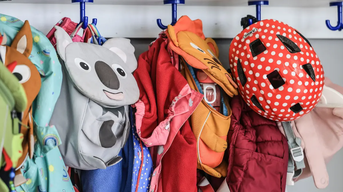 Garderobe und Taschen von Kindern hängen im Flur einer Kindertagesstätte. Alltagshelferin Philipp hilft in der Kita der Diakonie an der Duisburger Straße in Düsseldorf. (Zu dpa/lnw: „Alltagshelfer in Kitas: «Erfahren oft erst am ersten Arbeitstag, ob der Vertrag verlängert wurde»“) +++ dpa-Bildfunk +++