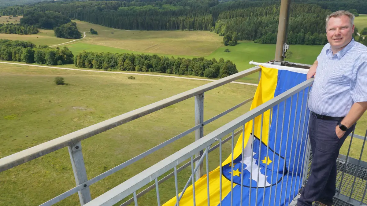 Ein Blick vom Aussichtsturm Heroldstatt: 2,2 Kilometer lang ist der Heusteige-Weg, der in den Wanderweg Numero 1 in die ehemalige Poststraße („Feldstetter Sträßle“) mündet. Bürgermeister Weber freut sich.