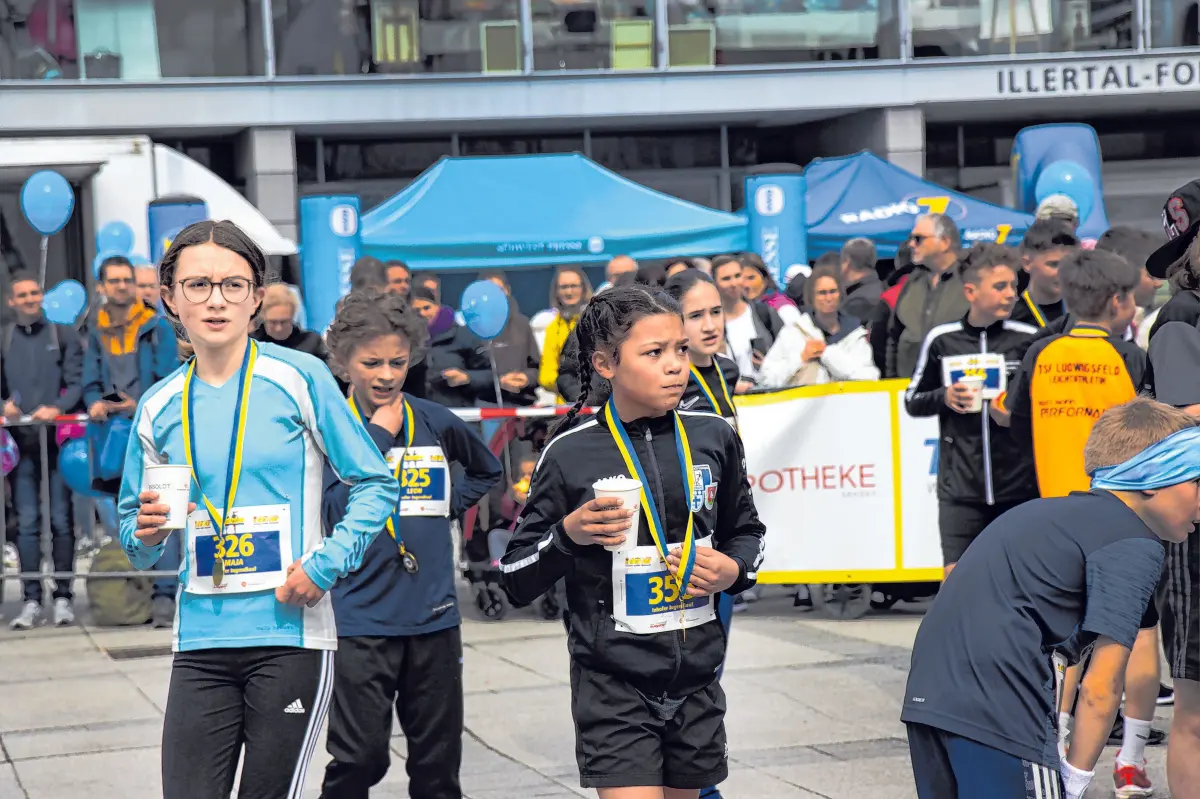 Läufer aller Altersklassen und Leistungen gehen an den Start des zweiten Illerlaufs.