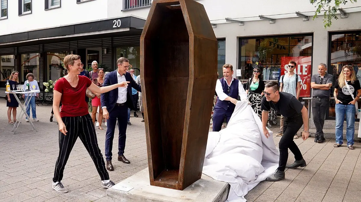 Kunstverein Stadt Neckarstraße : Vorsicht: Dieses Foto ist möglicherweise nur für den einstigen Verlag Schwäbisches Tagblatt verwendbar. Enthüllung Kunst in der NeckarStraße Horb 25.7.2024. Bild: Karl-Heinz Kuball