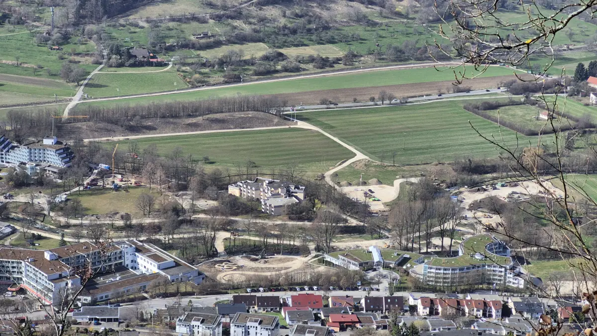 Blick vom Albtrauf auf das Gartenschaugelände in Bad Urach. Noch wird hier fleißig gebaut.