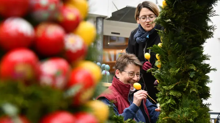 Eine Tradition kehrt zurück: 10.000 Eier schmücken Ortsmitte von Oberstadion