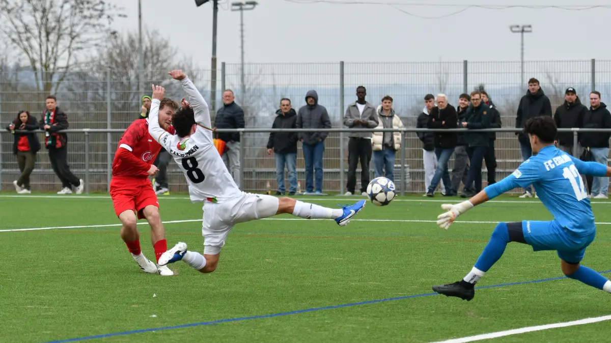 FC Rottenburg vs. FC Esslingen, Fussball, Verbandsliga Wuerttemberg, 23. Spieltag, Saison 2025/2026, 21.03.2026: Maxime Ackermann (FC Rottenburg, #30) erzielt das 4:1 gegen Luis Miguel Pereira Almeida (FC Esslingen, #08) und Panagiotis Diakoulas (FC Esslingen, #12)
FC Rottenburg vs. FC Esslingen, Fussball, Verbandsliga Wuerttemberg, 23. Spieltag, Saison 2025/2026, 21.03.2026,
Foto: Eibner-Pressefoto/Ralph Kunze