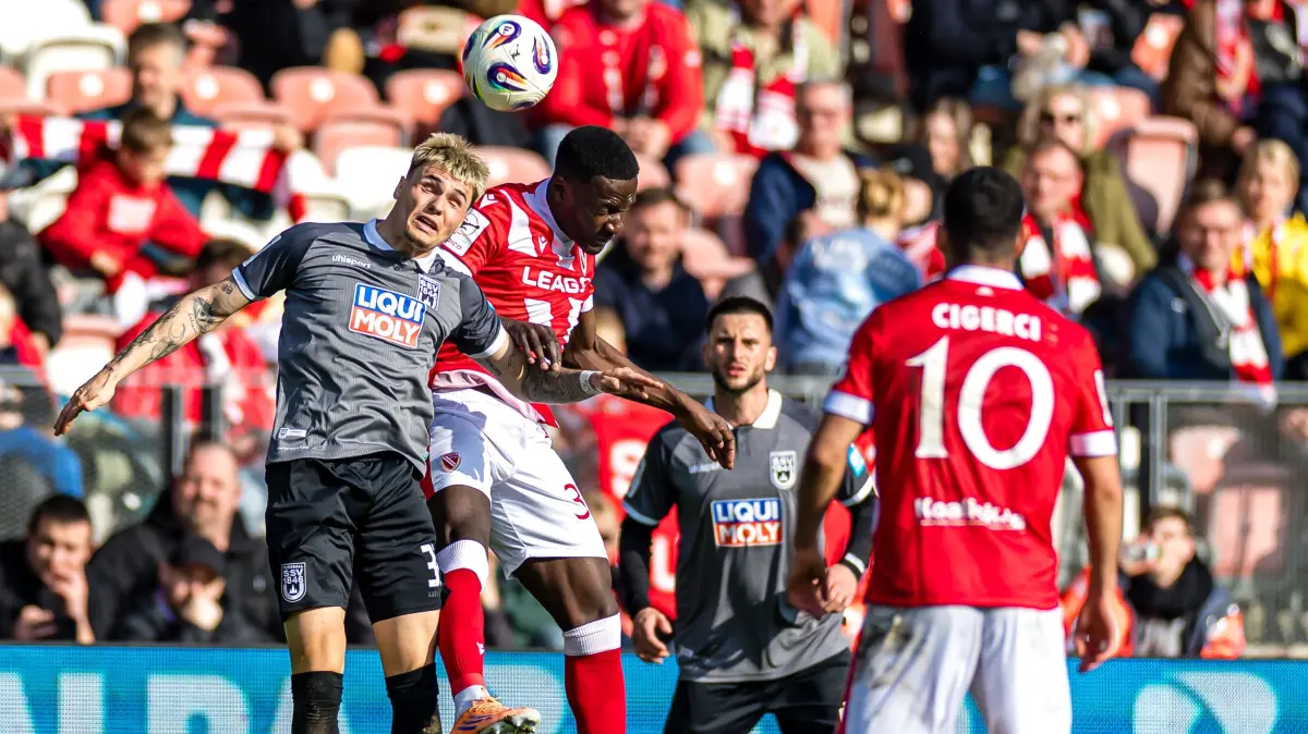 FC Energie Cottbus - SSV Ulm: Fußball, Männer: 3. Liga, Energie Cottbus - SSV Ulm 1846, 30. Spieltag, LEAG Energie Stadion:Niklas Kölle (SSV Ulm 1846, l) und Justin Butler (FC Energie Cottbus) im Kopfballduell.