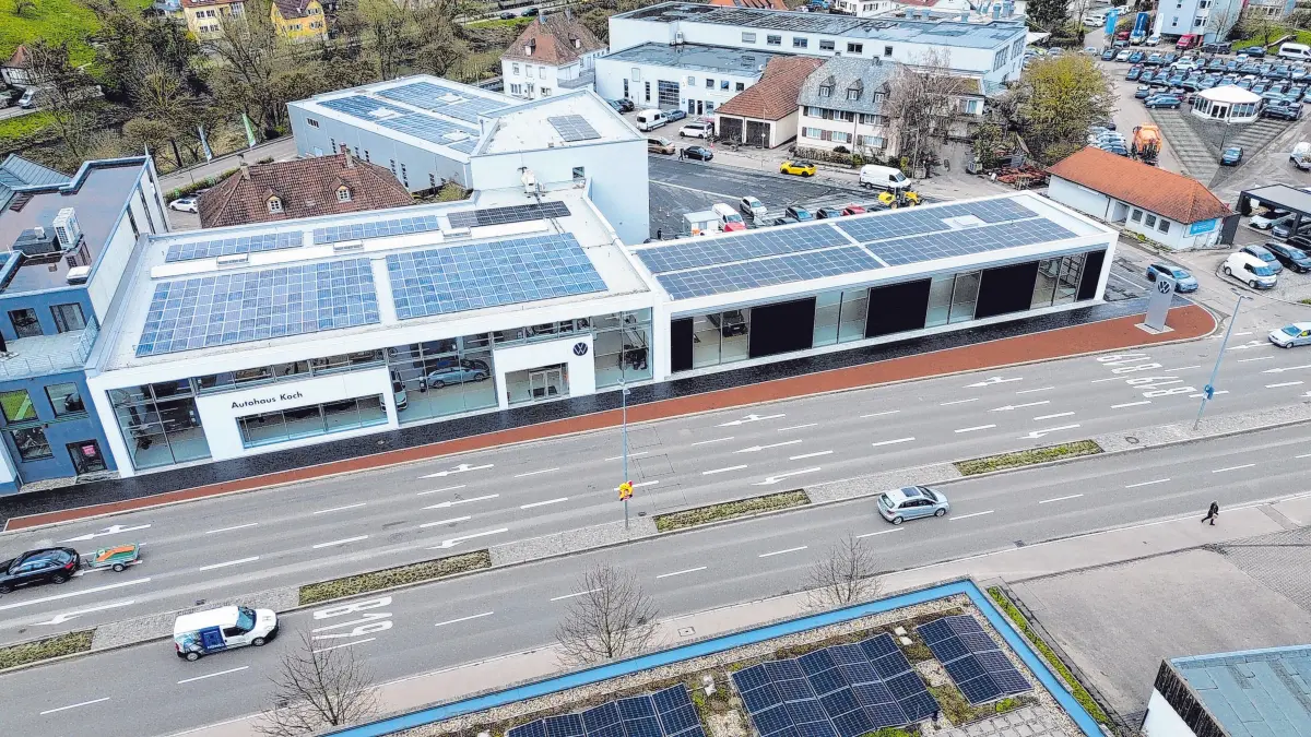 Fokus Nachhaltigkeit: Den Neubau krönt eine umfangreiche Photovoltaikanlage, Solarpaneele an der Fassade sorgen für zusätzliche Energie. Das Gebäude wird zudem komplett über Fernwärme beheizt. ⇥Fotos: Koch-Gruppe