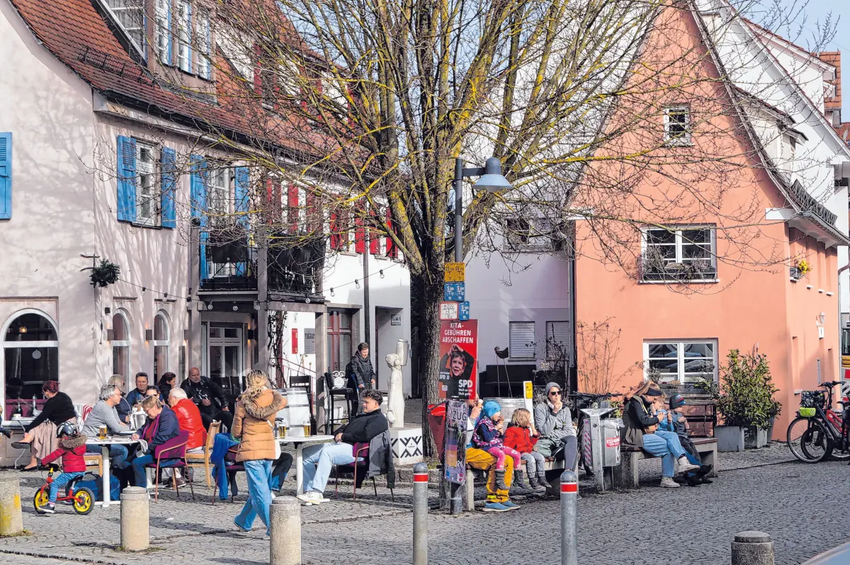 Auch wenn das Grün noch ein bisschen auf sich warten lässt, wird es am Gemeindeplatz gleich noch lebendiger, wenn die Sonne rauskommt. ⇥Foto: Petra Starzmann