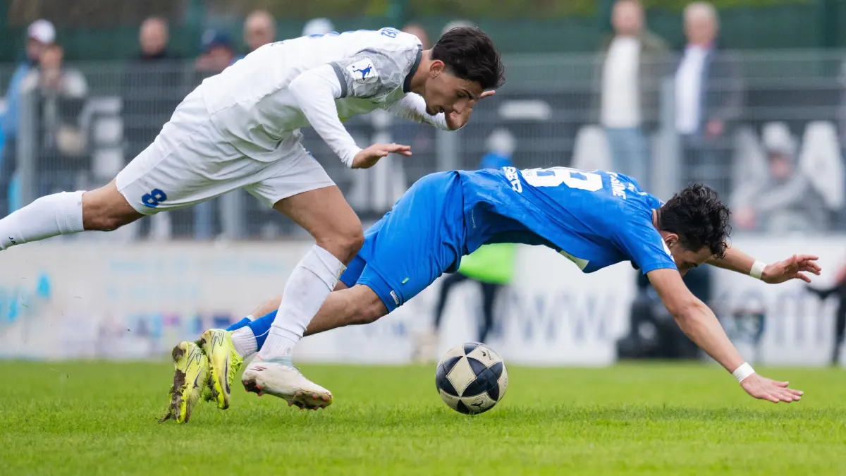 Ahmet Aygül (FC Bayern Alzenau, #08), Amney Moutassime (TSG Balingen, #18)
FC Bayern Alzenau vs. TSG Balingen, Fussball, Regionalliga Suedwest, 25 Spieltag, Saison 2025/2026, 21.03.2026
Eibner-Pressefoto/Attila Ziga