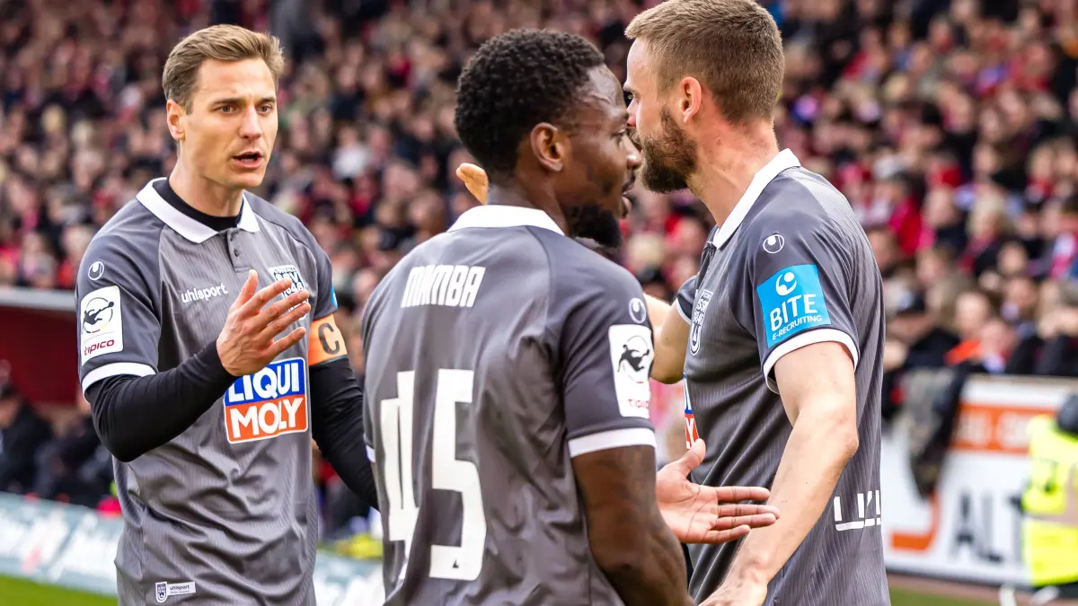 FC Energie Cottbus - SSV Ulm: Fußball, Männer: 3. Liga, Energie Cottbus - SSV Ulm 1846, 30. Spieltag, LEAG Energie Stadion: Spieler des SSV Ulm 1846 jubeln nach dem Treffer zum 0:1
