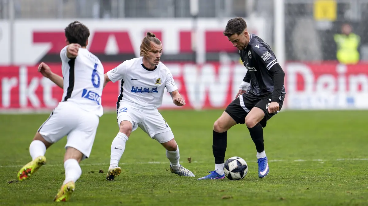 Fussball, Regionalliga Südwest, SV Sandhausen - SV Eintracht Trier 05: v.li.: Ömer Yavuz Trier, 6, Sinan Tekerci Trier, 22, David Mamutovic SVS, 7, Zweikampf, Spielszene, Duell, duel, tackle, tackling, Dynamik, Action, Aktion, 21.03.2026, Sandhausen Deutschland, Fussball, Regionalliga Südwest, SV Sandhausen - SV Eintracht Trier 05 *** v li Ömer Yavuz Trier, 6 , Sinan Tekerci Trier, 22 , David Mamutovic SVS, 7 , duel, duel scene, duel, tackle, tackling, dynamics, action, action, 21 03 2026, Sandhausen Germany , Football, Regionalliga Südwest, SV Sandhausen SV Eintracht Trier 05 xozx