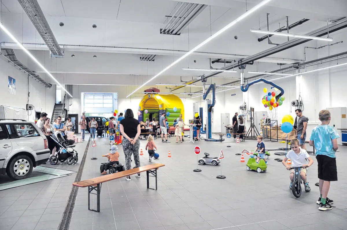 Zur Neueröffnung verwandelt sich die neue Auslieferungshalle in ein Spielparadies mit viel Programm.