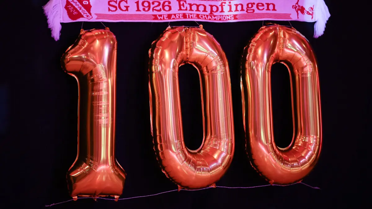 100 Jahre SG Empfingen in der Taeleseehalle: Empfingen (Kreis Freudenstadt) 21.03.2026
Festakt, 100 Jahre Jubilaeum SG Empfingen in der Taeleseehalle, ,
SG E Fanschal
FOTO: Pressefoto ULMER / Markus Ulmer
xxNOxMODELxRELEASExx
