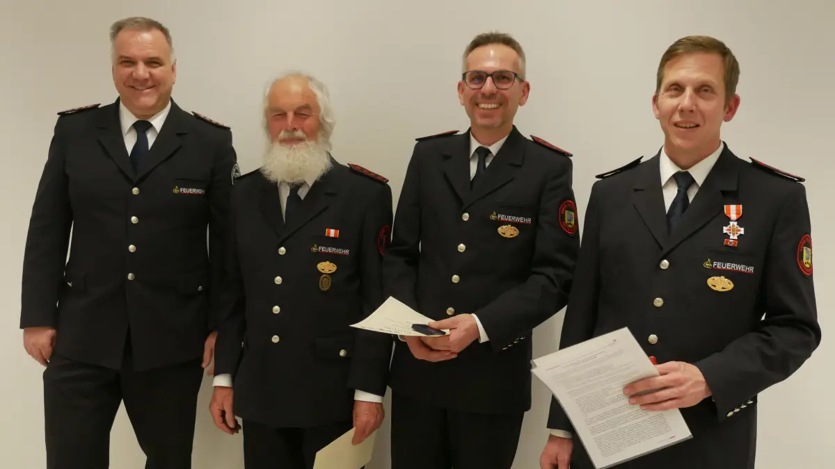 Kusterdingens Feuerwehr-Kommandant Frank Ott (von links) ehrte am Freitag bei der Hauptversammlung Gerd Riehle, Tobias Rauscher und Oliver Braun für ihren langjährigen freiwilligen Einsatz bei der Freiwilligen Feuerwehr.
