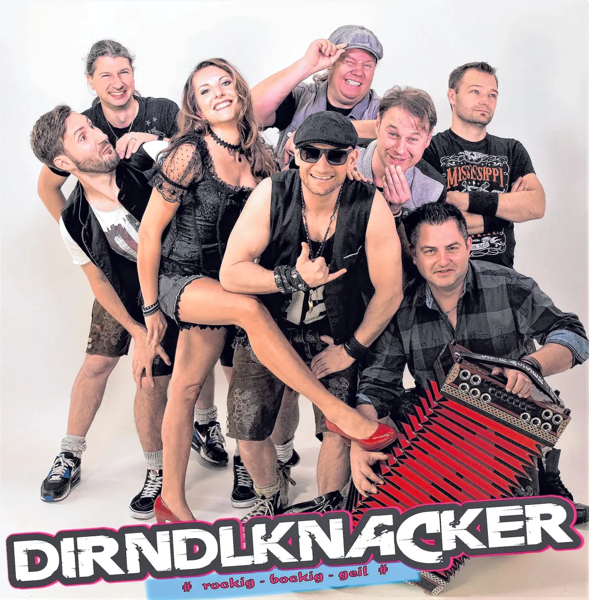 Die Gruppe „No Chance“ (oben) sorgt am Freitagabend für Partystimmung im Festzelt.Die „Dirndlknacker“ (links) heizen dem Publikum am Samstagabend ein.Simon Wild (unten) spielt gemeinsam mit „Gery“ zum Festausklang am Sonntag auf.⇥Archivbilder
