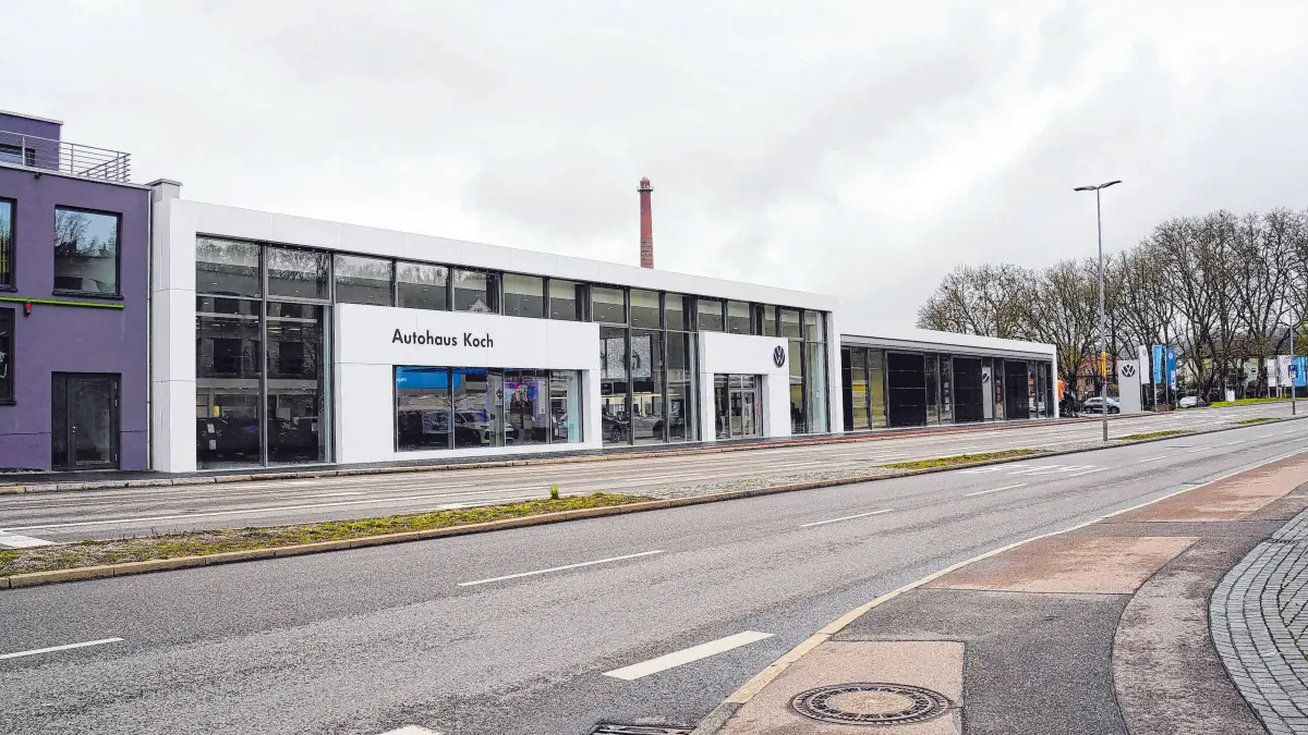 Mit seiner markanten Fassade prägt das Autohaus Koch das Erscheinungsbild Schwäbisch Halls an der meistbefahrenen Straße der Siederstadt entscheidend mit. ⇥Fotos: Koch-Gruppe