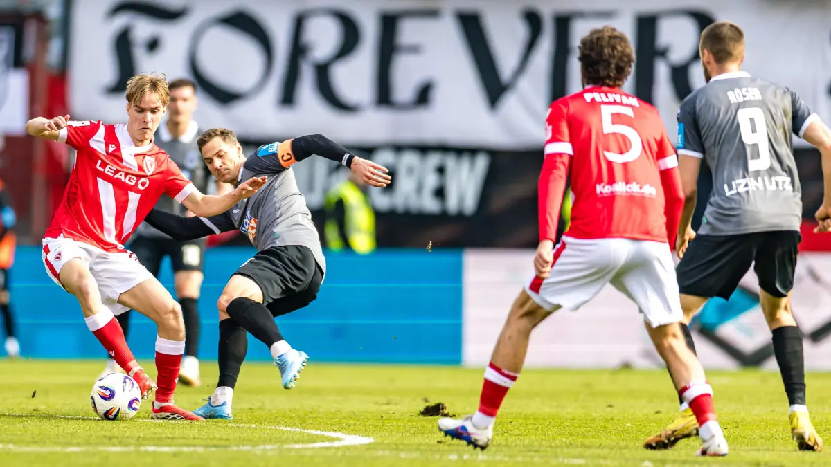 FC Energie Cottbus - SSV Ulm: Fußball, Männer: 3. Liga, Energie Cottbus - SSV Ulm 1846, 30. Spieltag, LEAG Energie Stadion: Lukas Michelbrink (FC Energie Cottbus, l) und Dennis Dressel (SSV Ulm 1846) kämpfen um den Ball.