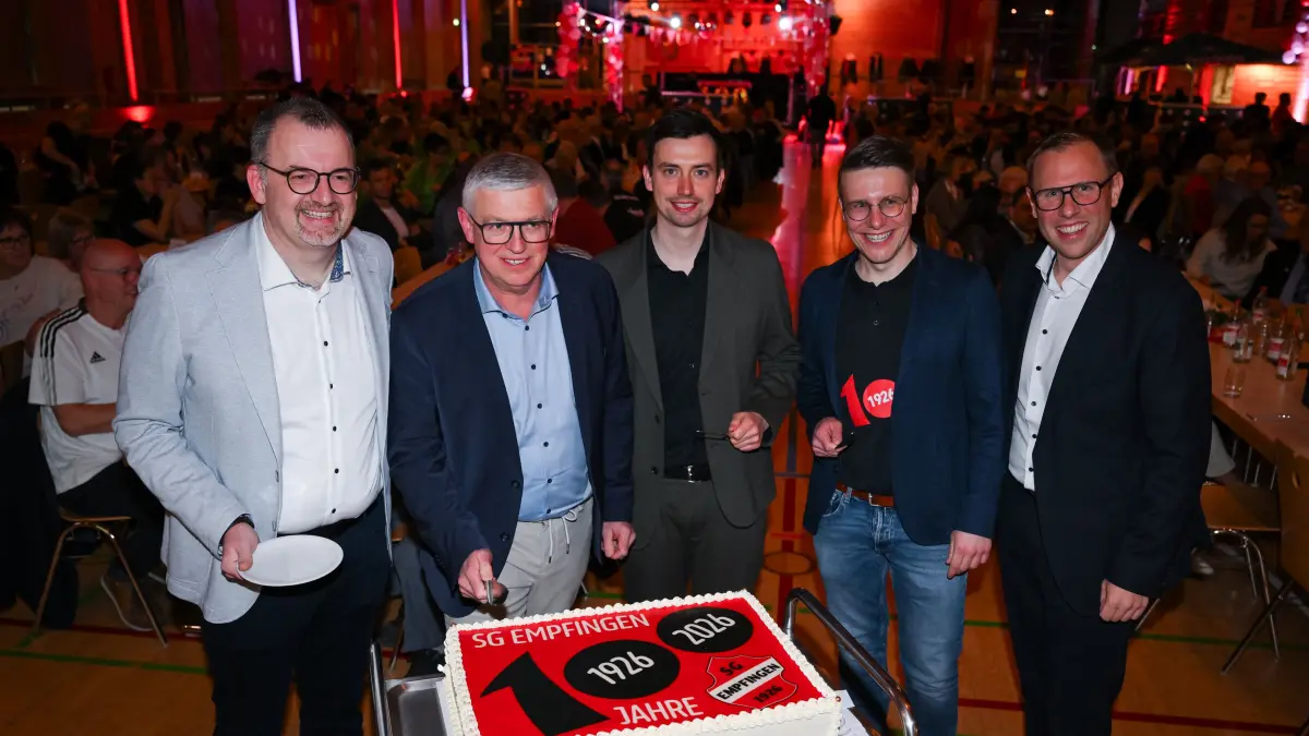 100 Jahre SG Empfingen in der Taeleseehalle: Empfingen (Kreis Freudenstadt) 21.03.2026
Festakt 100 Jahre Jubilaeum SG Empfingen in der Taeleseehalle,
Anscheiden der Geburtstagstorte, ein Geschenk der Gemeinde, Landrat Andreas Junt , 1. Vorsitzender, Ralf Schima, 3. Vorsitzender, Tim Gfroerer, 2. Vorsitzender, Thomas Gfroerer und Buergermeister Ferdinand Truffner (v.li.)
FOTO: Pressefoto ULMER / Markus Ulmer
xxNOxMODELxRELEASExx