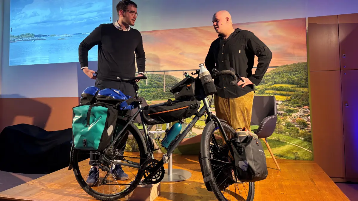 Der Geislinger Abenteurer Ruben Neber (rechts) erläutert Bürgermeister und Moderator David Beck die Details seines Reisefahrrads, mit dem er rund 9000 Kilometer zum Nordkap und zurück unterwegs war.