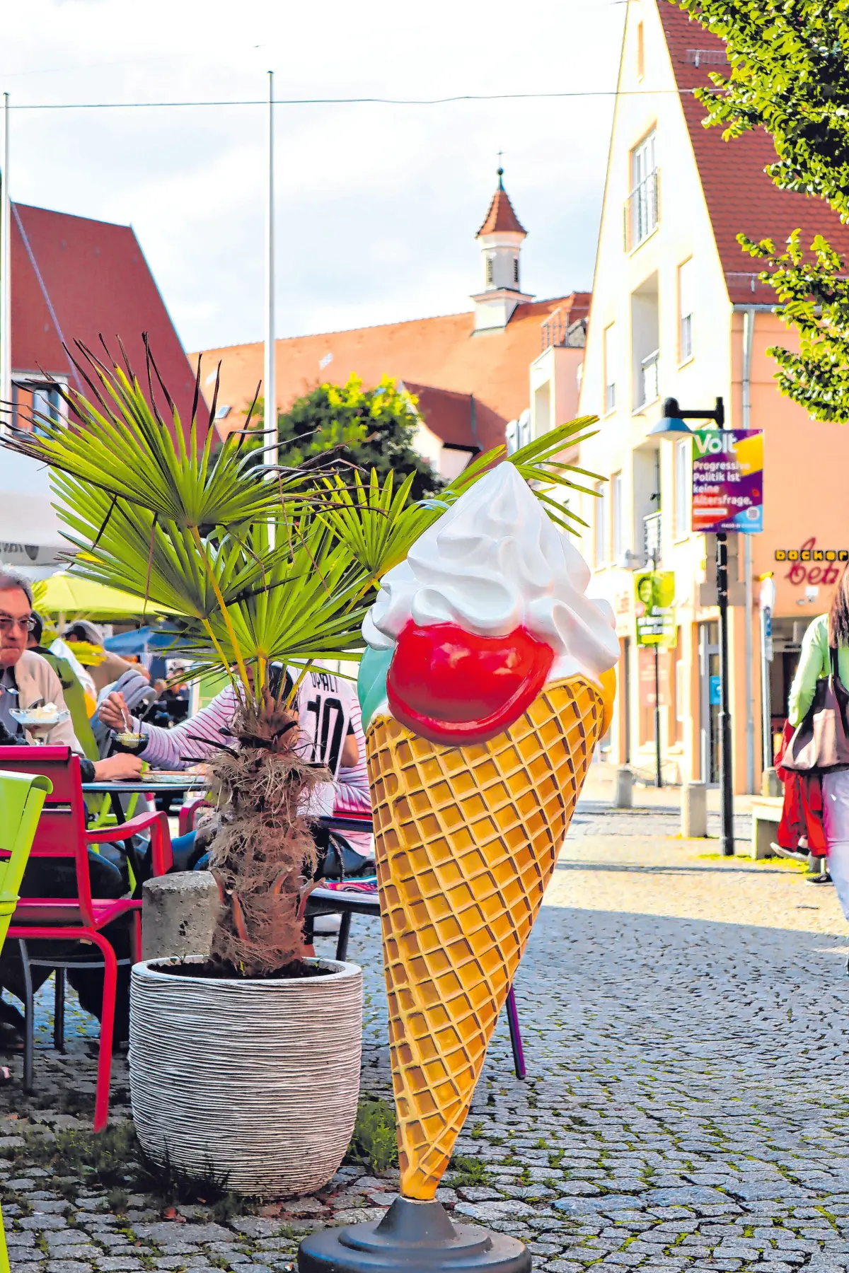 Ice, Ice, Baby!Kaum ist der erste wärmende Sonnenstrahl in Söflingen zu erkennen, ist die große Lust auf Eis da. Ein Quäntchen Geduld ist dann manchmal gefragt.⇥Fotos: P. Starzmann (l.)U. Hoche (r.)
