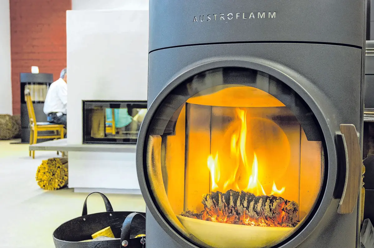 Wärme, Design und Feuer live – das gibt es im Bisinger Mertens Ofenstudio zu erleben.